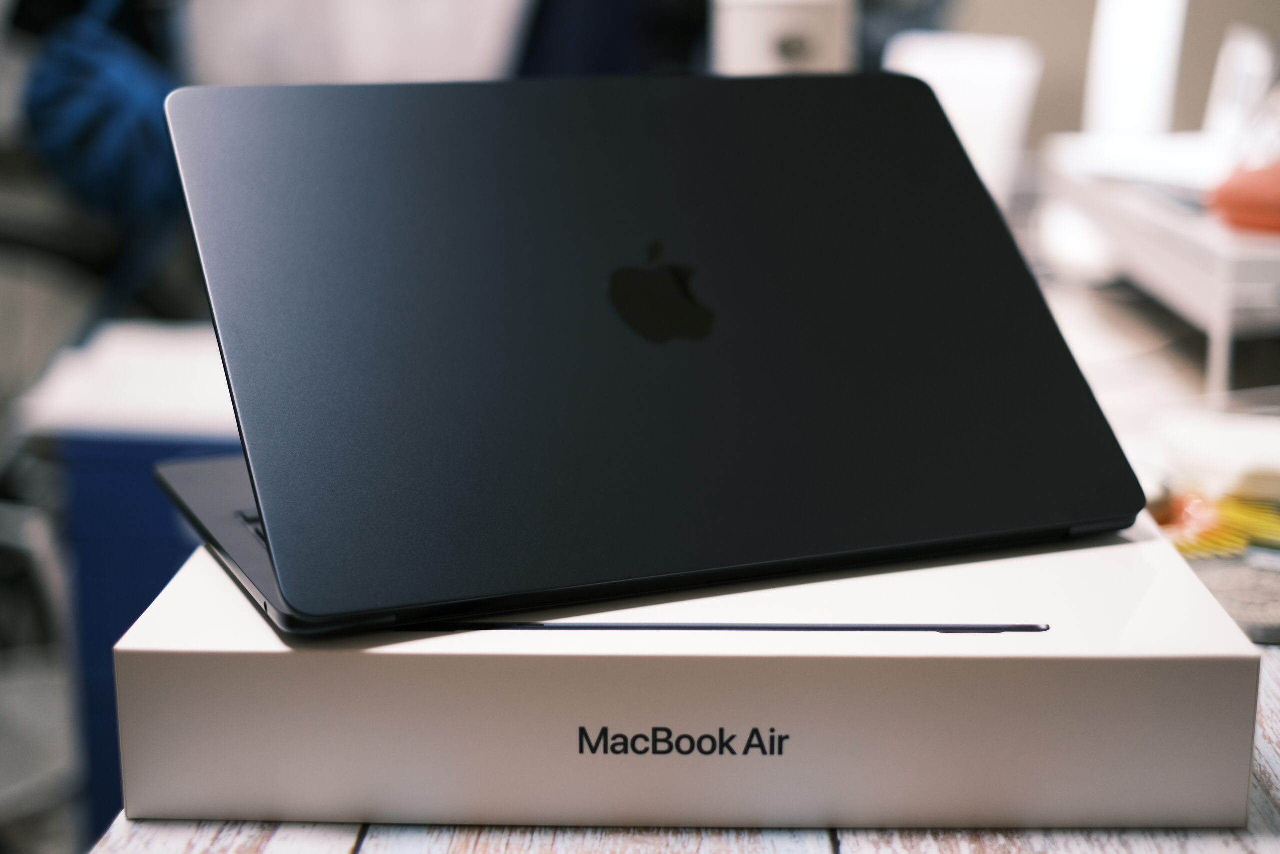 M2 MacBook Air ミッドナイト。ひとり、悦に入る心地良さ＜No 1533