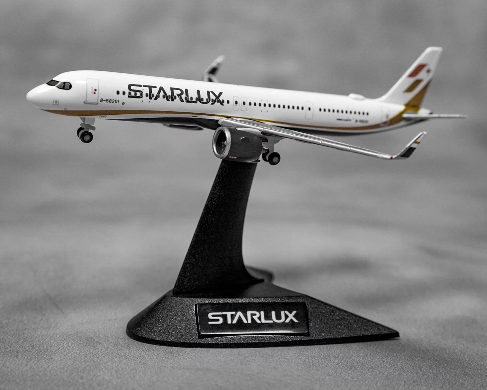 LGZ000007 STARLUX (Herpa) 航空会社オフィシャルモデル STARLUX