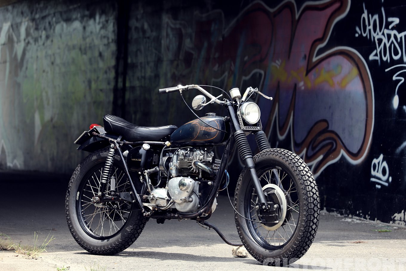 トライアンフT100のスクランブラーカスタム・スタンディモーター