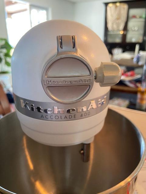 KITCHEN AID Accolade 400 Tilt-Head Stand Mixer | EstateSales.org