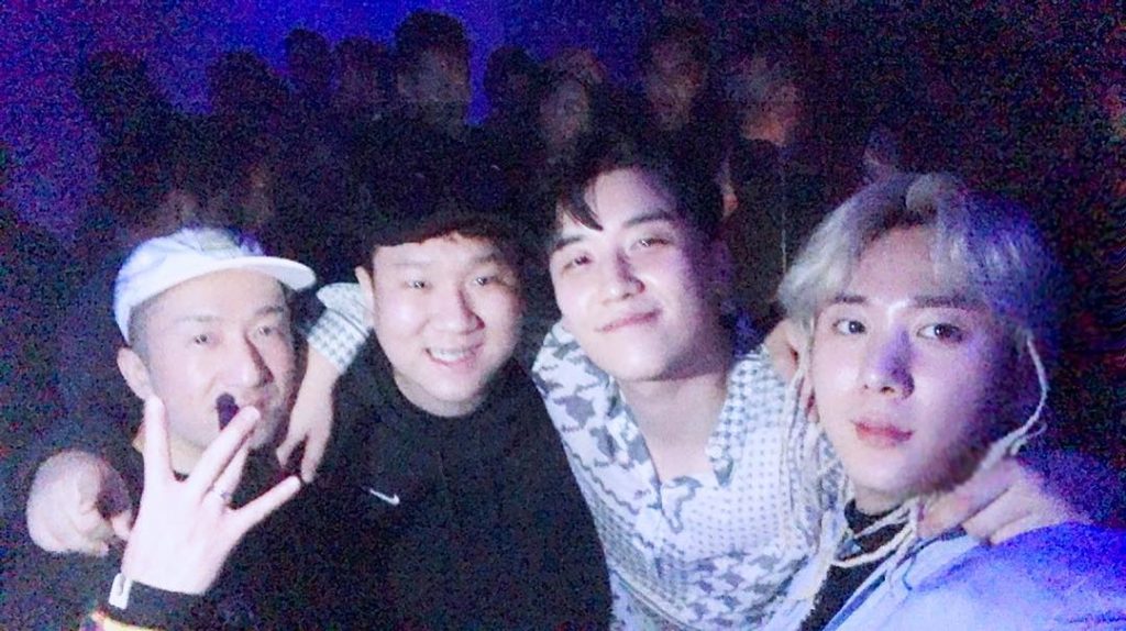 敬礼があっかんべーに見える」入隊前のV.Iの写真が不快と話題 - DANMEE