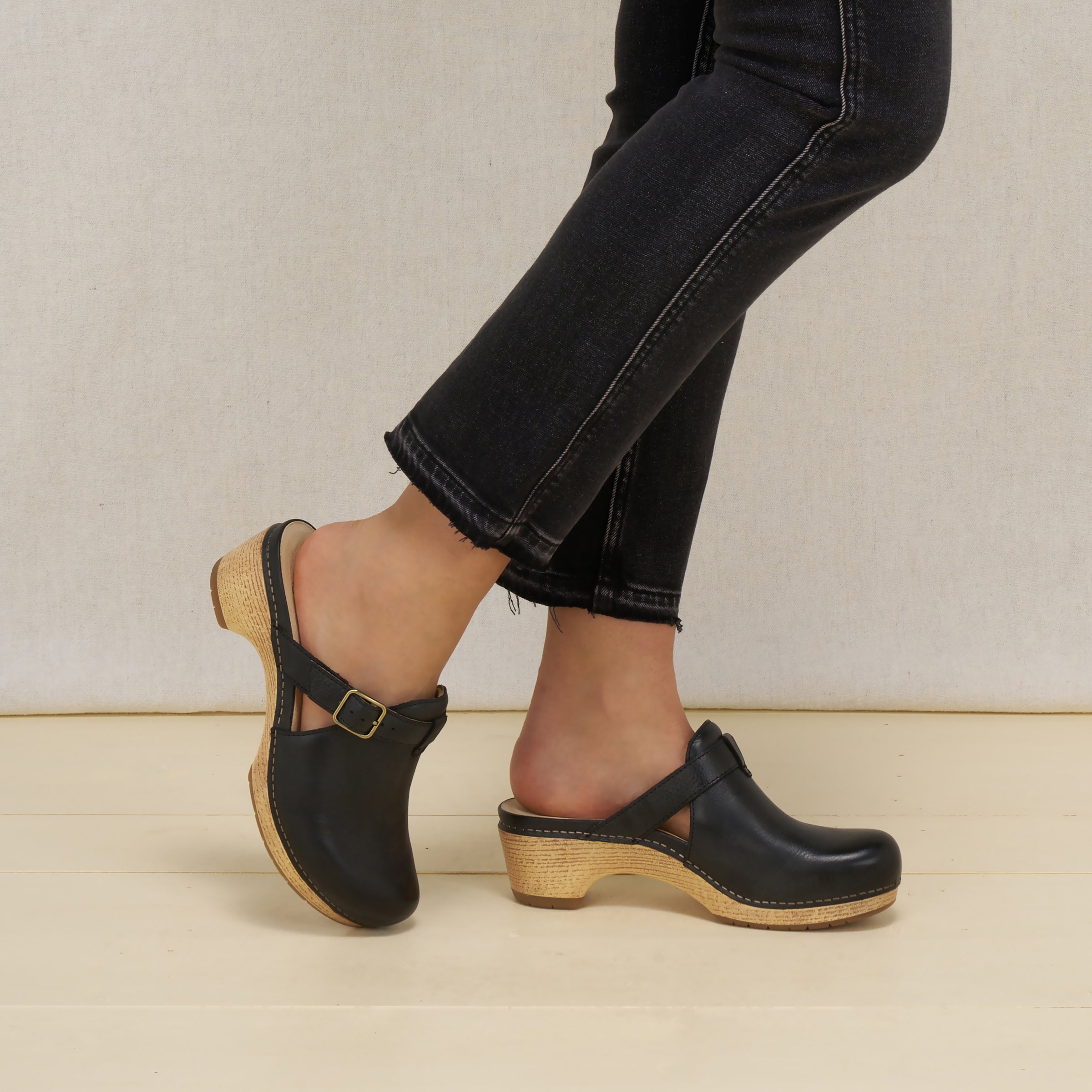 Leandra Black Leather – Dansko