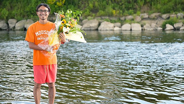 花束を持って日常生活を送ると人生は華やかになる :: デイリーポータルZ