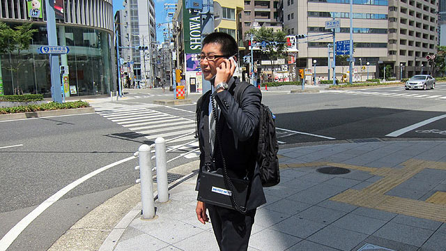 iPhoneをショルダーフォンにする :: デイリーポータルZ