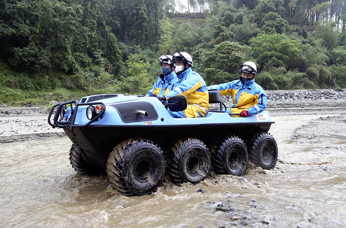 警察・消防に！ 豪雨災害救助の新機材「水陸両用車」の実力｜おすすめ