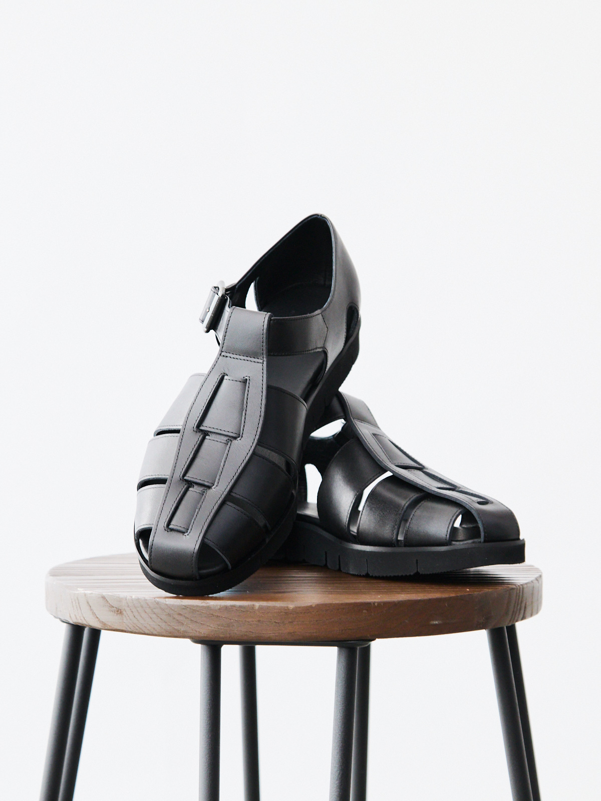 ドレス仕立てのレザーグルカサンダル/ブラック | Factelier (ファクトリエ)
