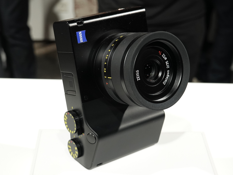 フォトキナ】ZEISS、Adobe Lightroom内蔵のデジタルカメラ「ZX1」発表