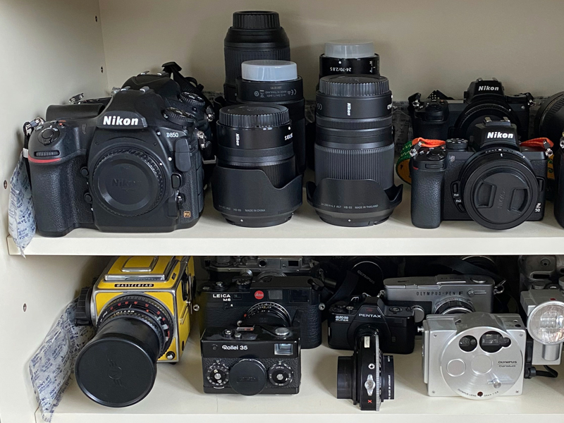 防湿庫管理編］ふだん使用する機材は除湿剤とともに棚で保管…佐藤倫子