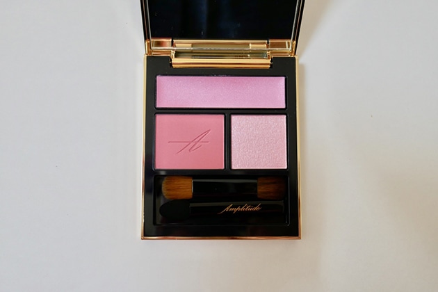 春色ピンクのマスクカラーに〈アンプリチュード〉のアイシャドウを