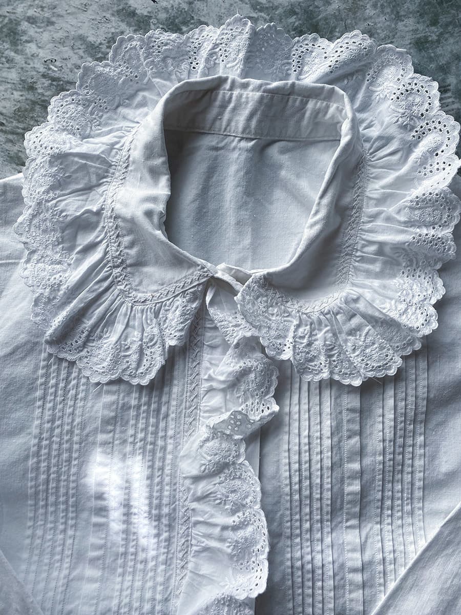 フランスアンティーク コットンフリルモノグラム刺繍レースブラウス À