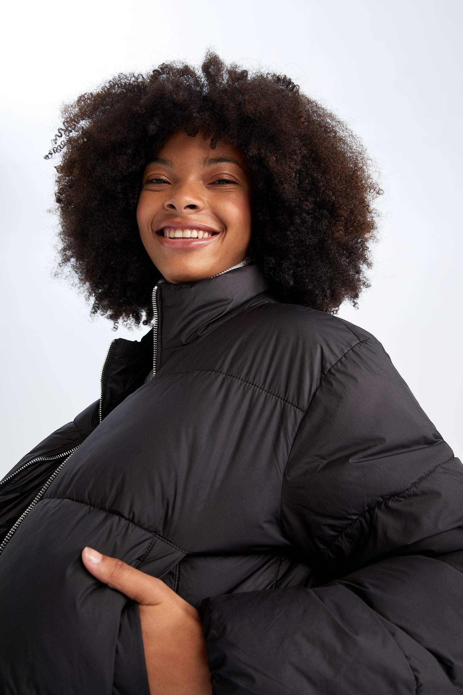 Black Woman Crop Puffer Jacket 2486117 | DeFacto