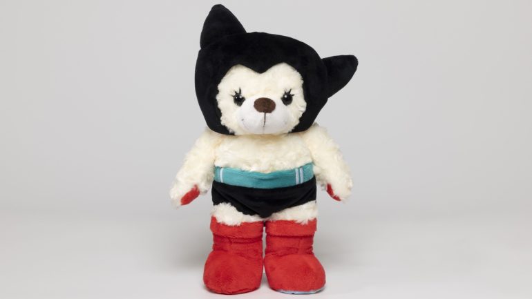 目元にまつげも！「鉄腕アトム」のご当地ベアを宝塚北SA限定で発売