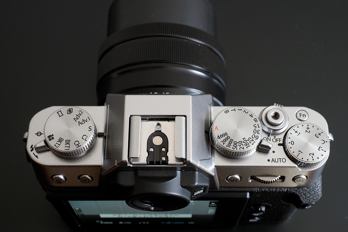 富士フイルムのミラーレスの入門機「X-T30II」と単焦点レンズ