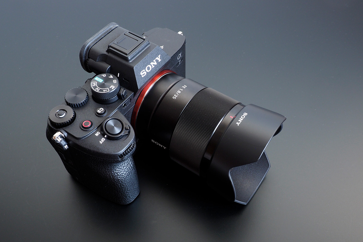 ソニーのフルサイズミラーレス「α7 IV」には明るい単焦点レンズ「FE