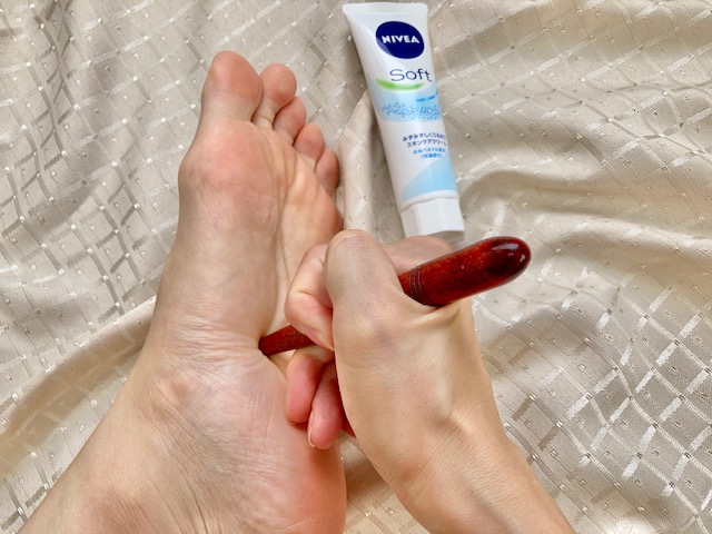 足ツボってやっぱりすごい!?100均棒でセルフ足裏マッサージを始めたら