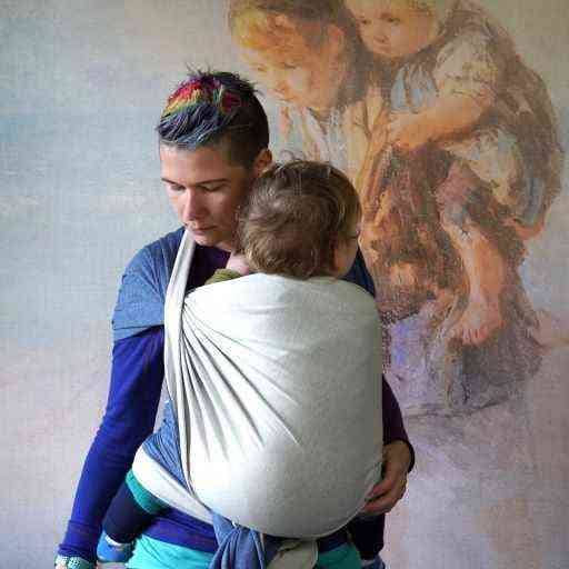 抱きおろしが簡単の伸縮性のベビーラップは外出や長時間の抱っこも安心