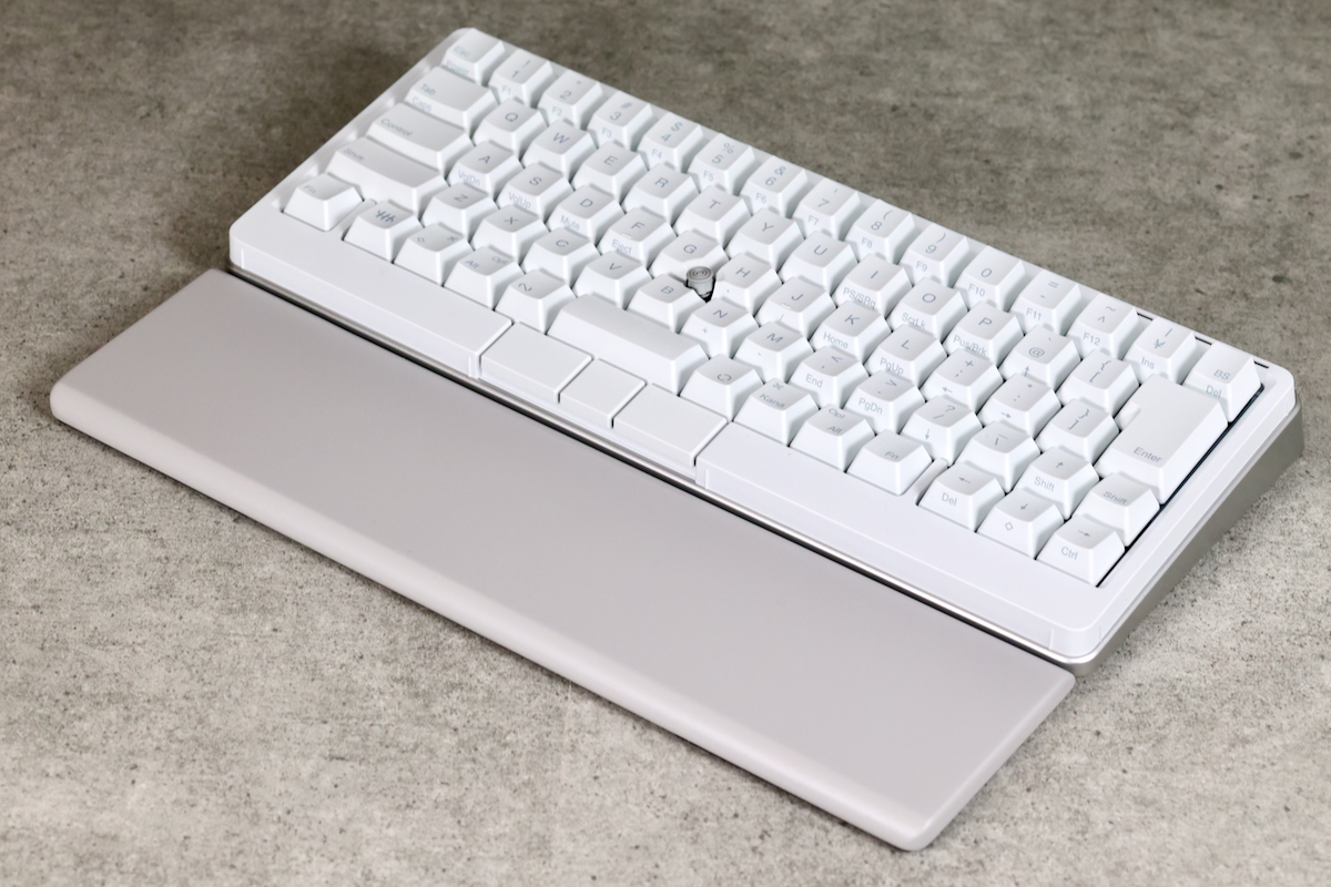 新しいHHKB Studio 雪に似合う、タイピングベッド（クールグレー）が
