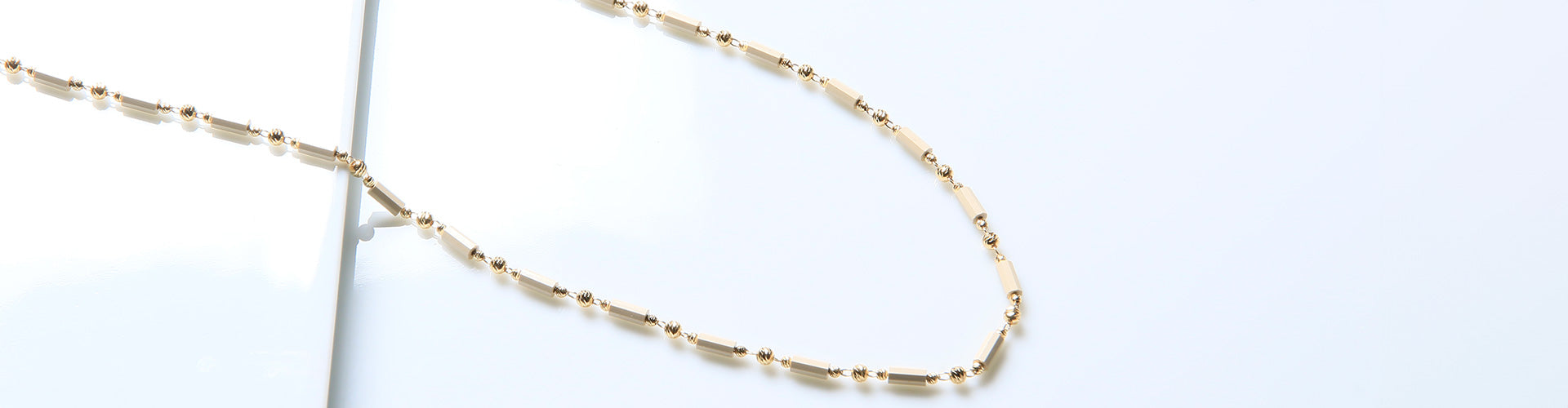 ネックレスの100年後』 – DisMoi