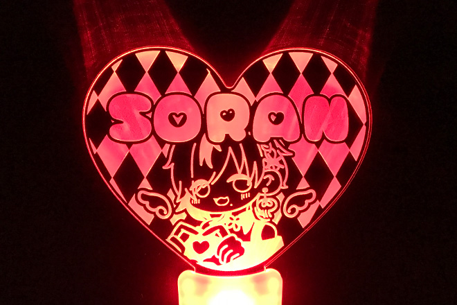 イラストとダイヤ柄がくっきりと目立つアクリルペンライト | 同人グッズ.jp