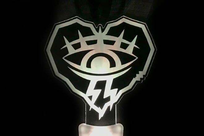 ギザギザのハート型に大きな瞳が描かれたアクリルペンライト | 同人