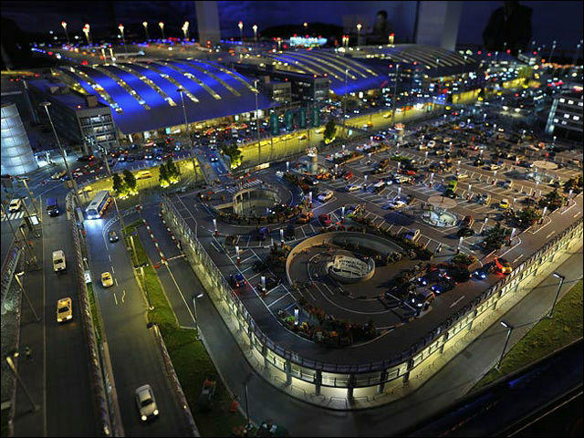 離着陸にイルミネーション、精密すぎて本物に見えてしまう世界最大の