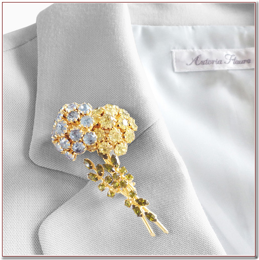 VENDOME ヴァンドーム ブルーとイエローのフラワーブローチ