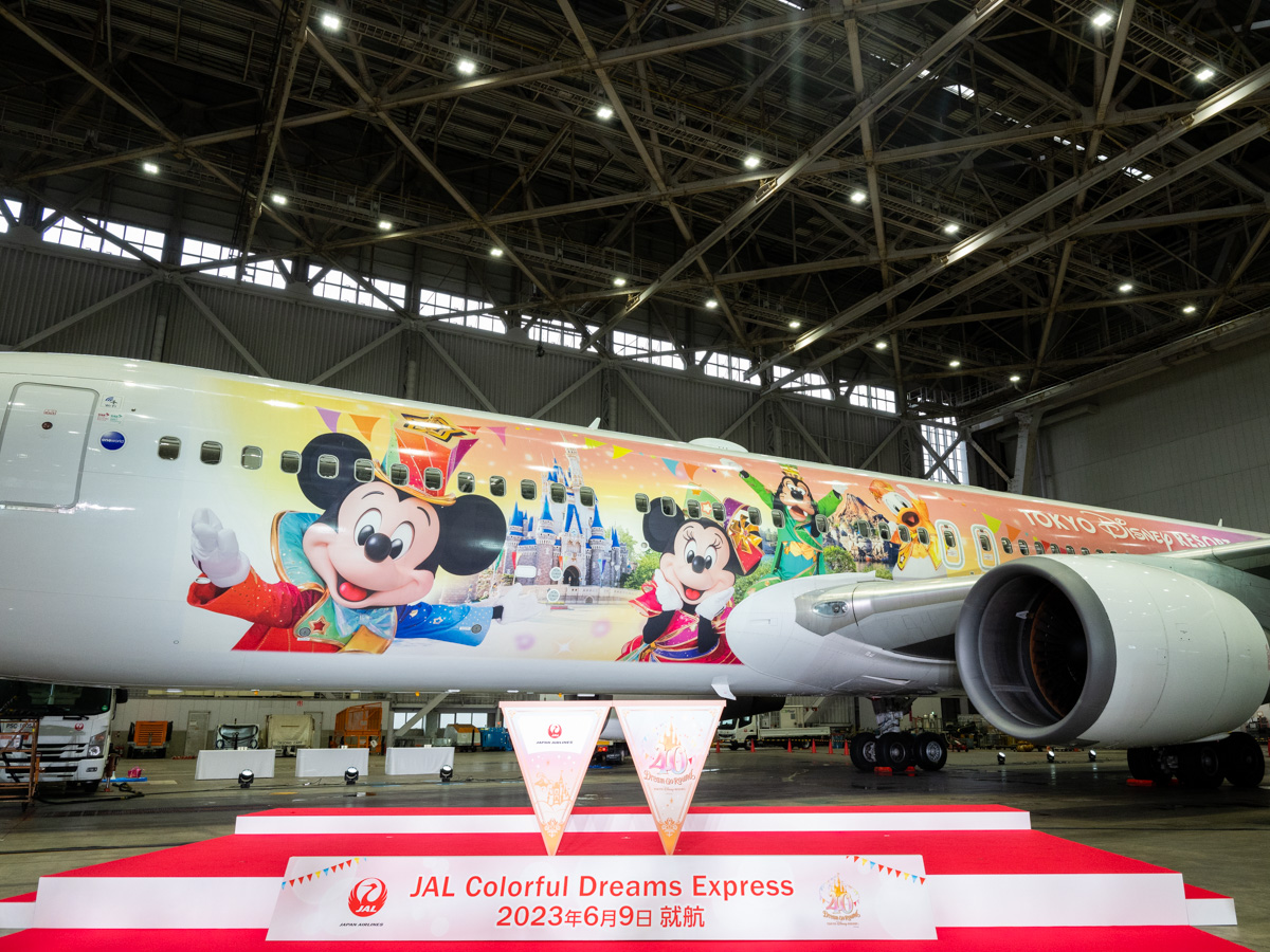 東京ディズニーリゾート40周年記念特別塗装飛行機！JAL Colorful