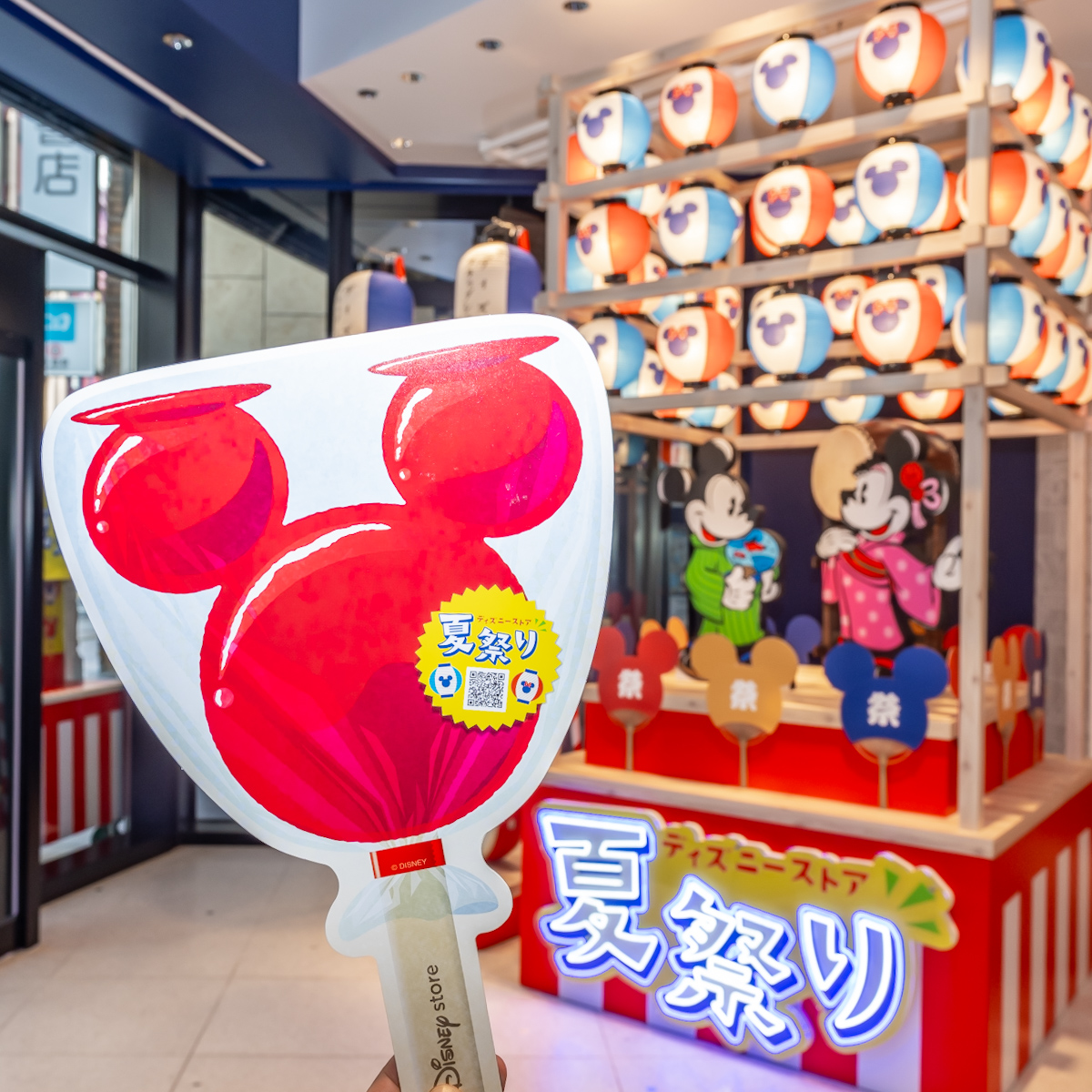 お得な“夏祭りくじ”や屋台をイメージした店舗装飾、うちわのプレゼント