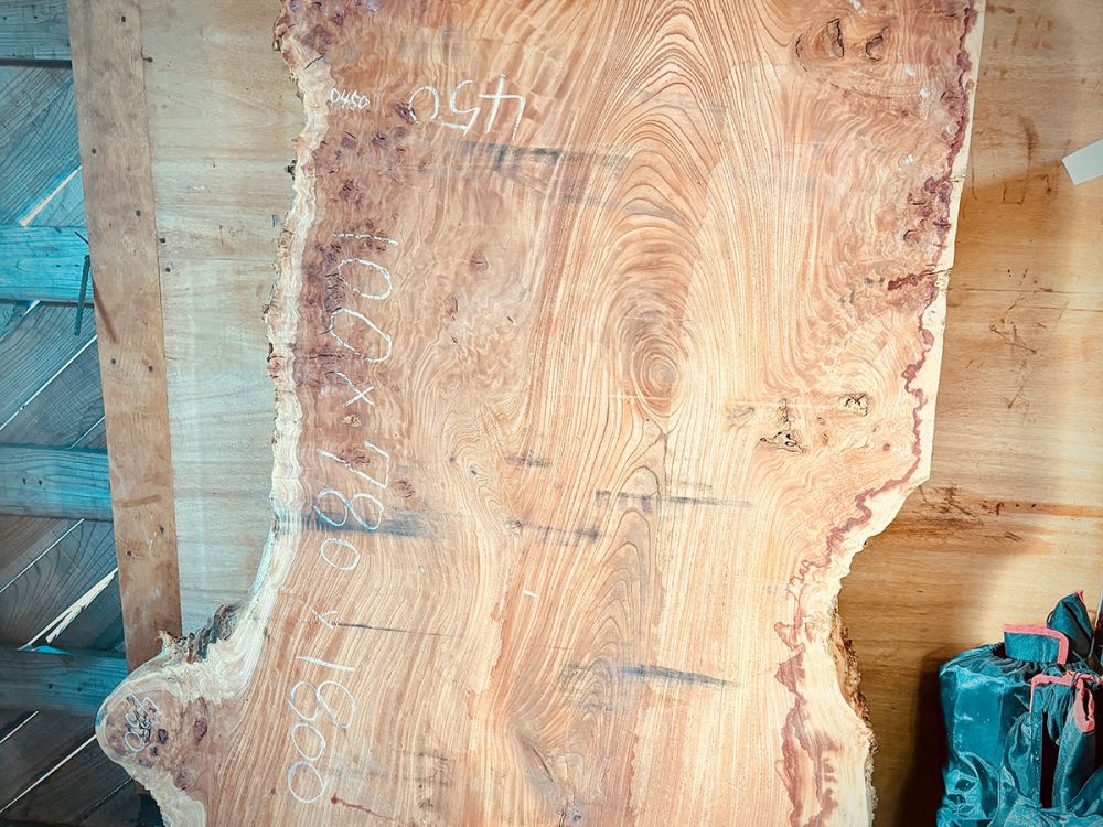 希少な瘤杢のケヤキ一枚板テーブルがついに入荷！ | エコロキア
