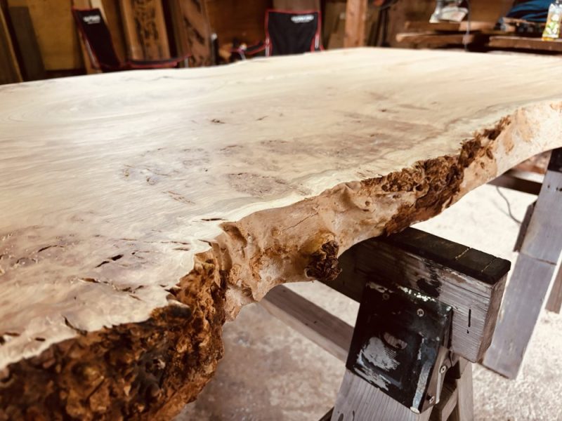 唯一無二の瘤杢ケヤキ一枚板テーブルを極上仕上げ | エコロキア