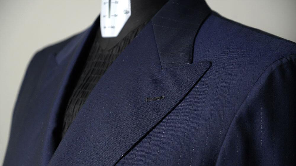 金ボタンでZEGNA (ゼニア) のダブルブレストスーツ。デザイン際立つ