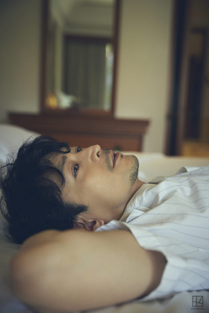 津田健次郎の声優活動30周年を記念したフォトブック「津田健次郎