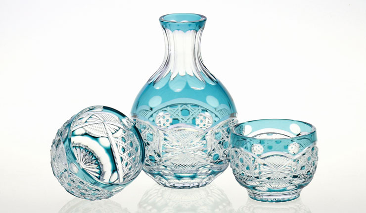 江戸切子 S111徳利・丸ぐい呑み2個セット 蝶々 エメラルドグリーン1