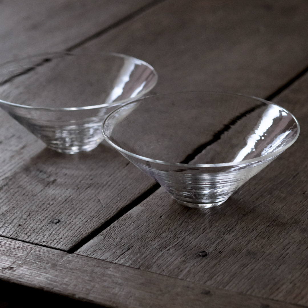 食事を引き立ててくれる、懐の深いガラスの鉢 – Envelope