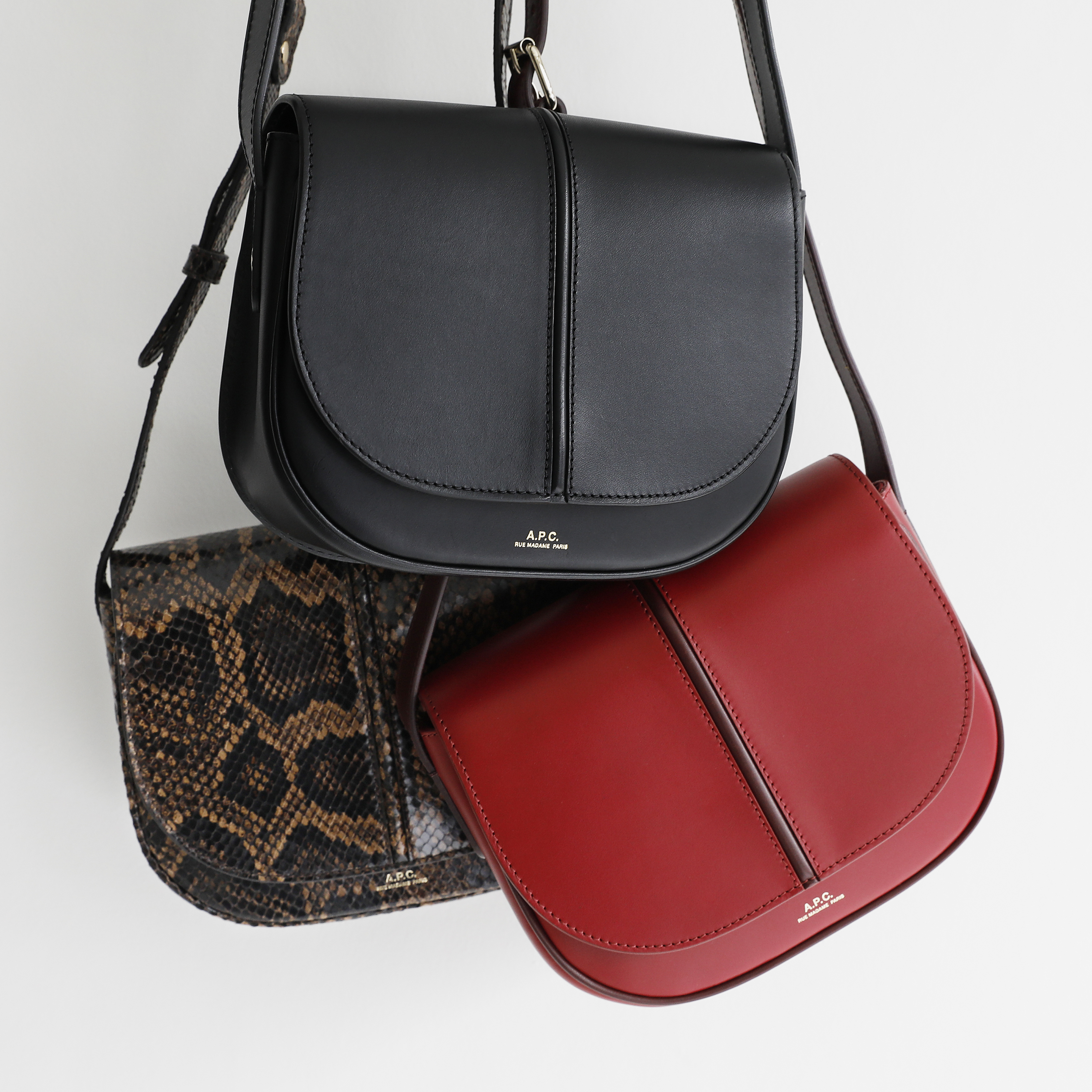 絶対ハズさない。コーディネイトを完成させる［A.P.C.］の定番バッグ