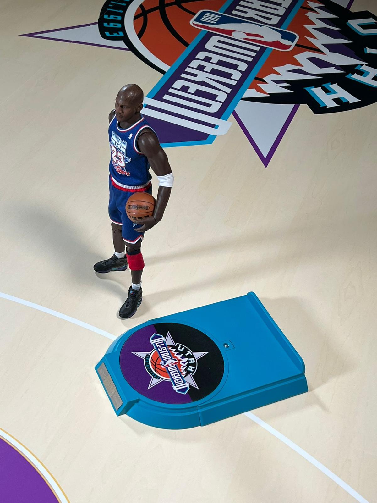 StockXとENTERBAYがコラボ。マイケル・ジョーダン1/6フィギュアが本日