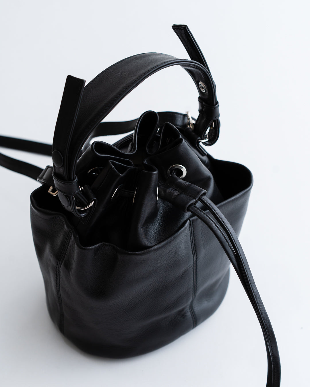 通販] CCU(シーシーユー) DRAWSTRING BAG - COW SKIN 商品ページ – fazeone
