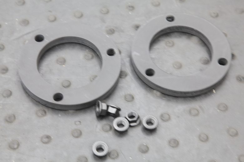 プラド フロントアップスペーサー取り付けと四輪アライメント - カー