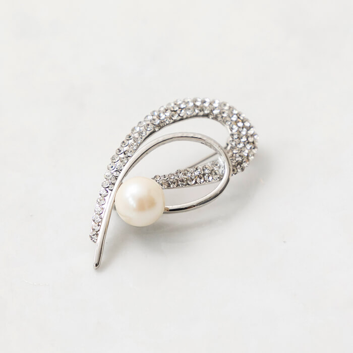 流れるデザイン、コンパクトブローチ ・シルバー｜東京ソワール