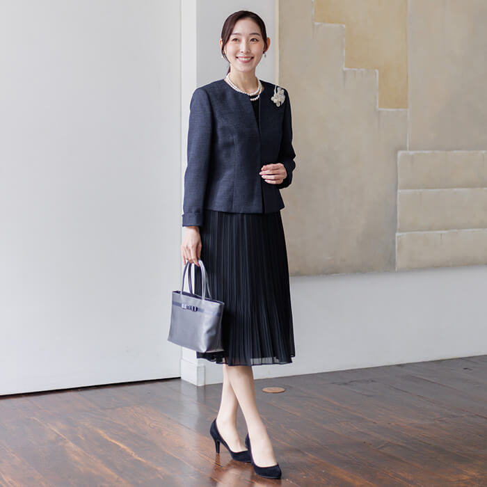 素材感の変化で魅せる大人のセレモニースーツ 11号・ネイビー｜東京