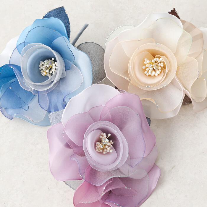軽やかグラデーションのブーケコサージュ ・ブルー｜東京ソワール