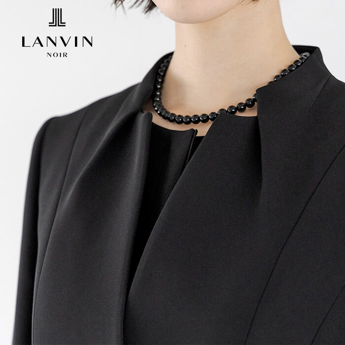 立体的なシルエットが美しい襟ぐりのアンサンブル 7号・ブラック