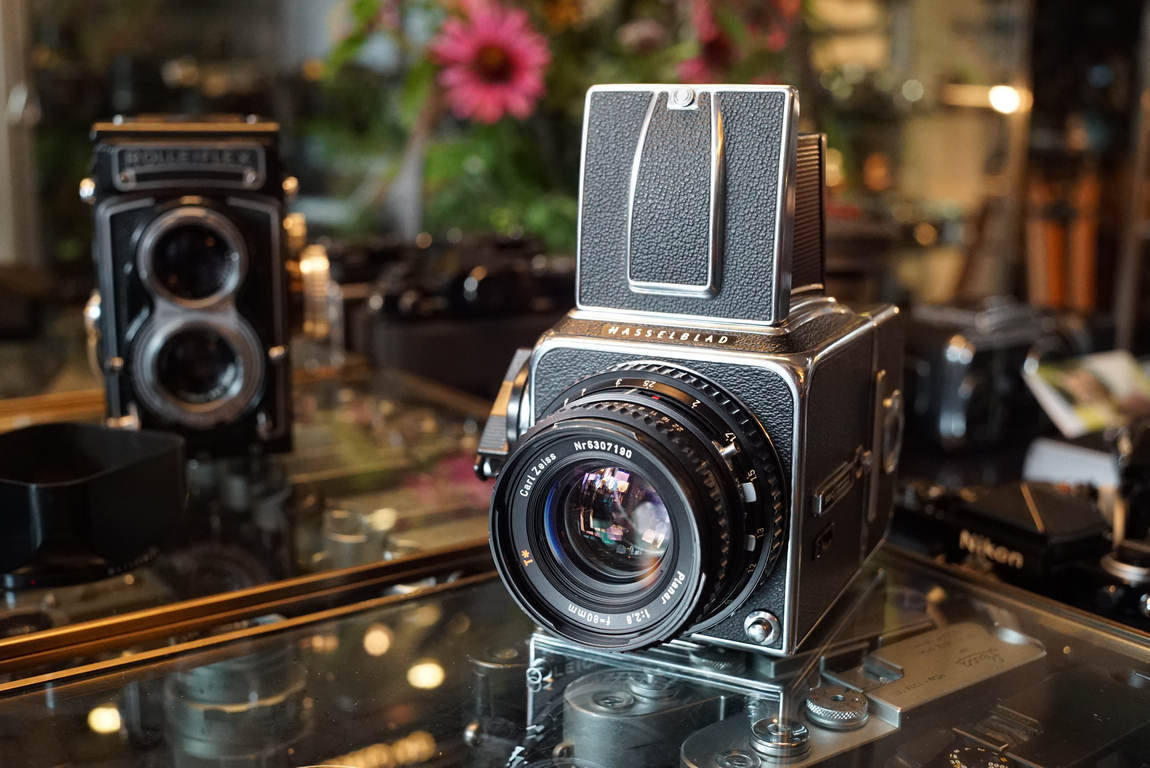 Hasselblad 500C/M + Carl Zeiss Planar 2.8 / 80mm and bright screen