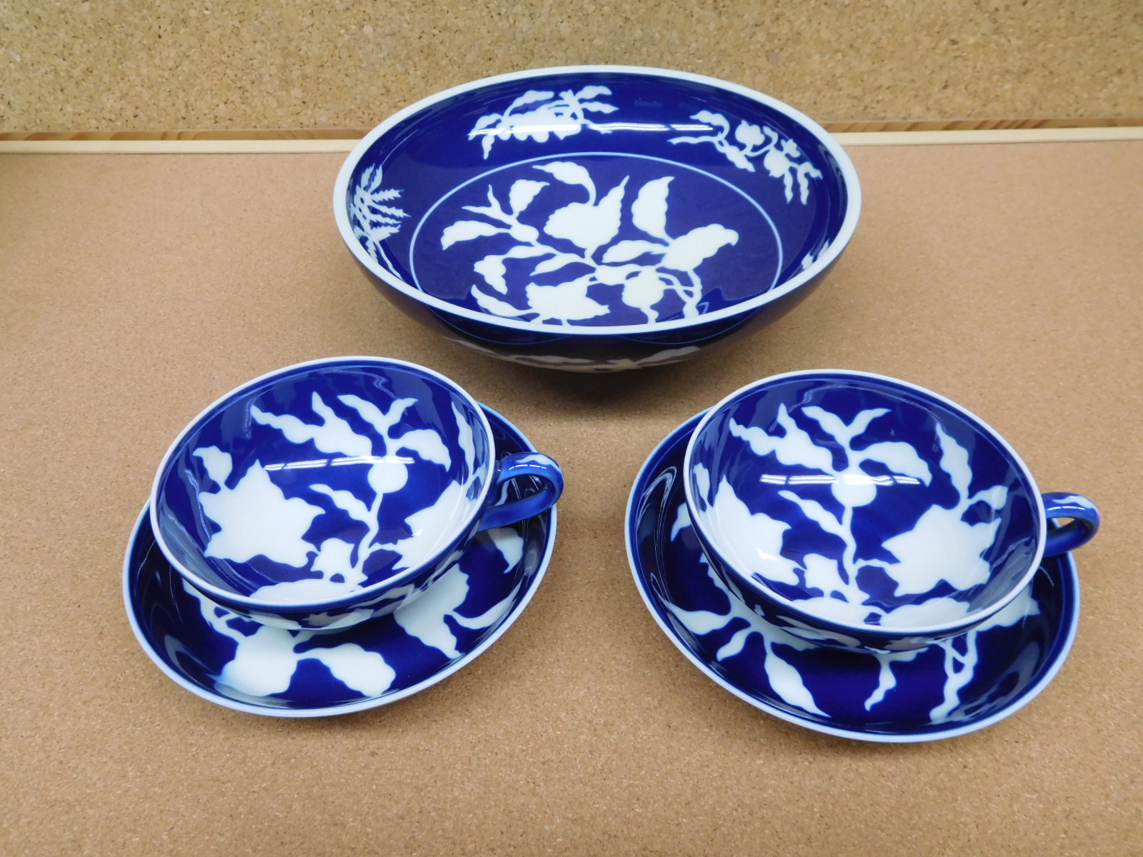 鳥栖市内のお客様より深川製磁(盛鉢・ペア紅茶セット)買取させて頂き