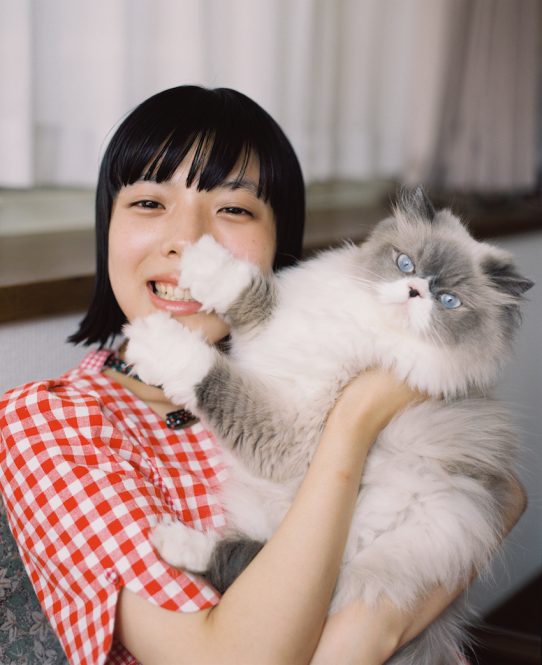 カネコアヤノが最新作『燦々』のジャケット写真と収録曲を公開｜先行