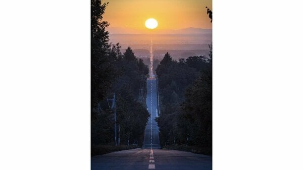 北海道「天に続く道」の先にある夕日が幻想的…約6時間待った絶景写真の