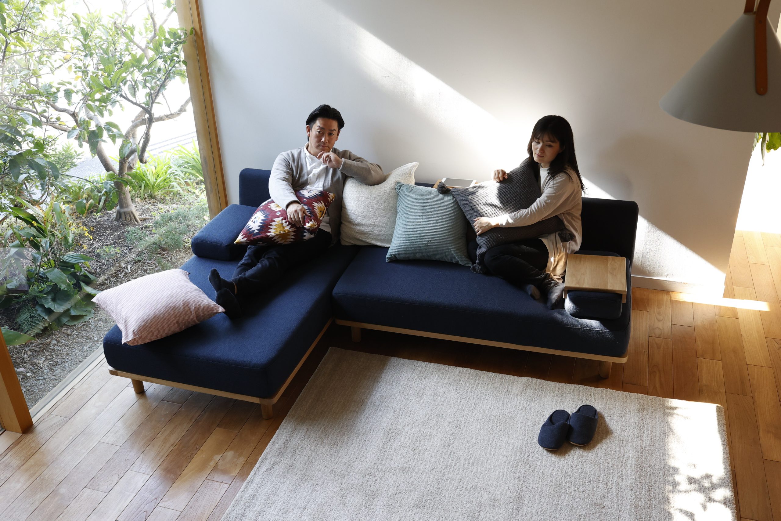 クッションでくつろぐソファ 肘用テーブル - オーナーとペットの境界の