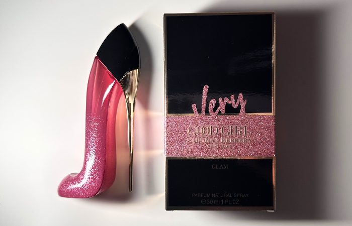 女性らしいパワーを讃えたさくらんぼの香水 キャロライナヘレラ グッド