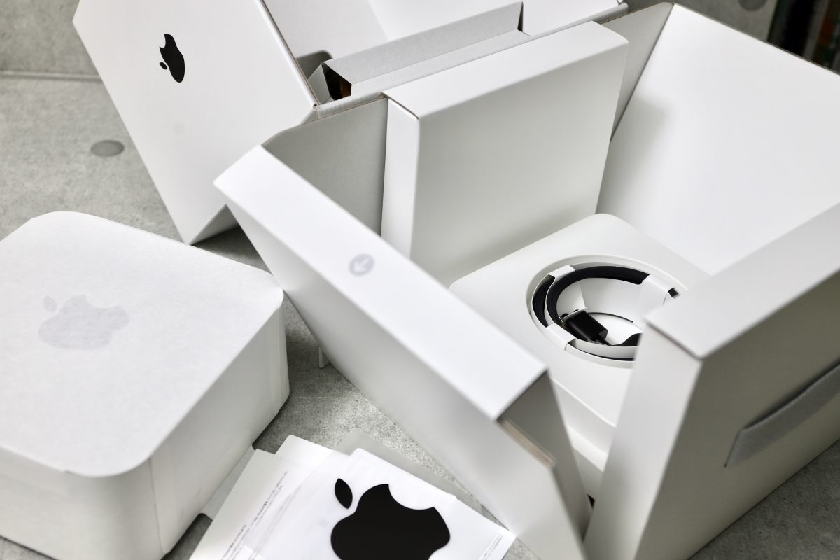 意外な向きに？」Mac StudioとStudio Display、ワクワクのアンボックス