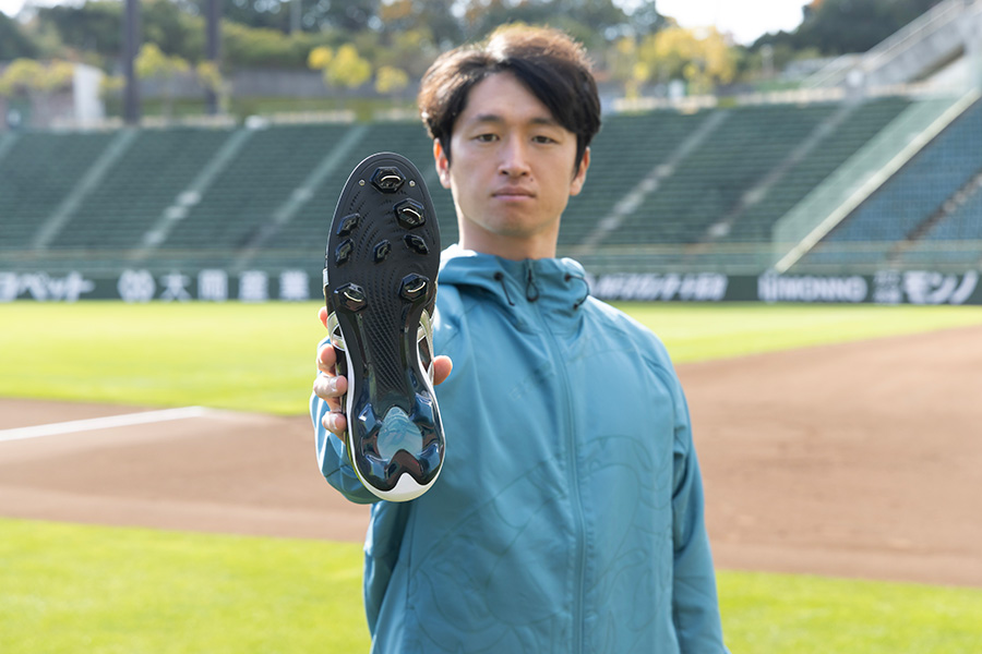 PR】盗塁王・近本光司を足元からサポート 中高生に勧めたい新スパイク